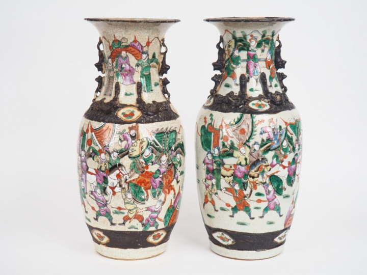 2 vases balustre formant pendant en porcelaine de Nankin à  décor poly