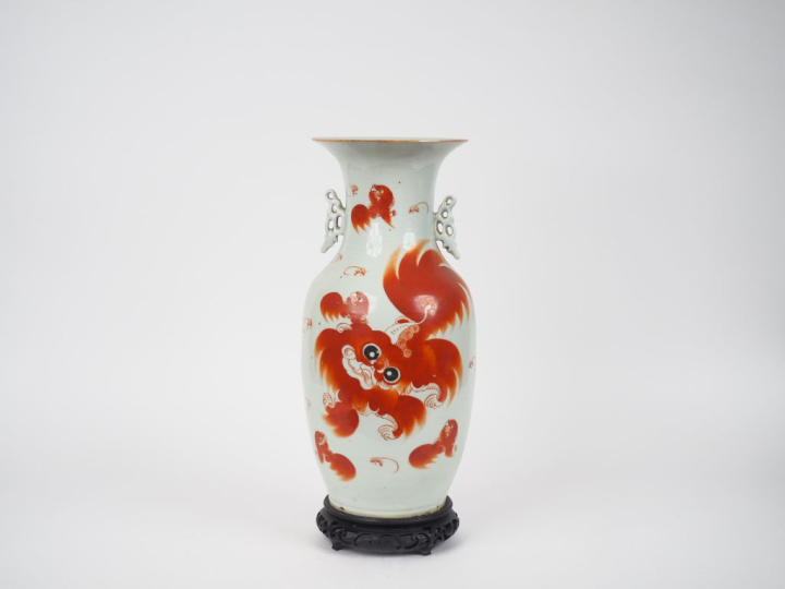 Chine, début XXe siècle,  Vase balustre en porcelaine blanche à décor 