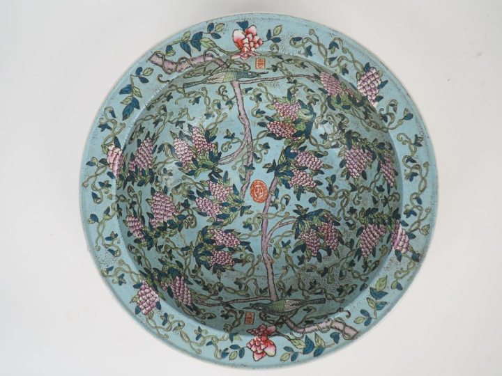 Chine deuxième moitié du XXe siècle,  Important bassin en porcelaine e