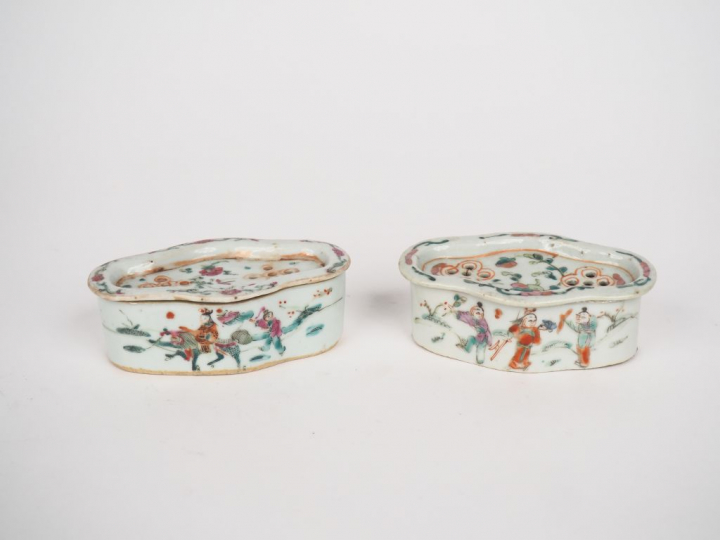 2 boites à grillon en porcelaine de Chine. Dim. 12,3 x 12 cm.