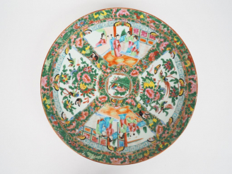 Vente aux enchères Plat rond en porcelaine et émaux polychromes de Canton style famille r