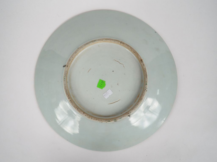 Plat rond en porcelaine et émaux polychromes de Canton style famille r