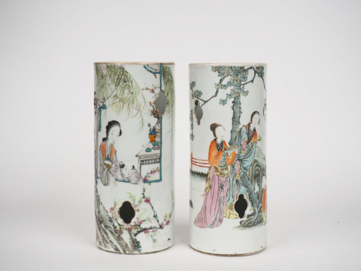Chine, vers 1900  Paire de vases de forme cylindrique formant portes p