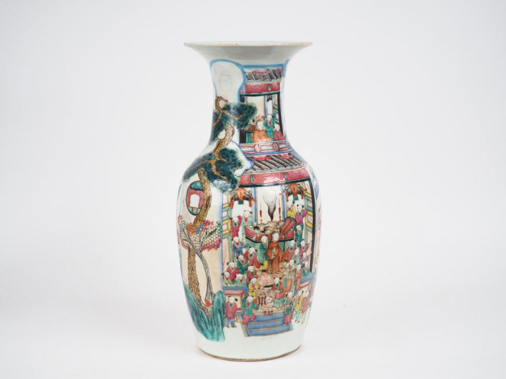 Chine début XXe siècle,  Vase balustre en porcelaine et émaux polychro