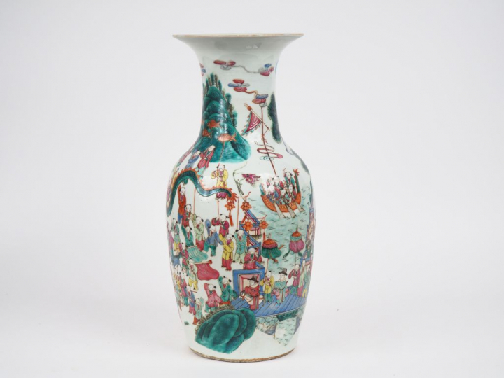 Chine début XXe siècle,  Vase balustre en porcelaine et émaux polychro