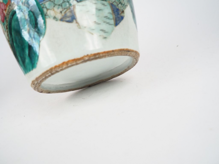 Chine début XXe siècle,  Vase balustre en porcelaine et émaux polychro