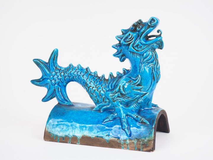 Chine XXe, dans le style des Ming Tuile faitière en céramique émaillée