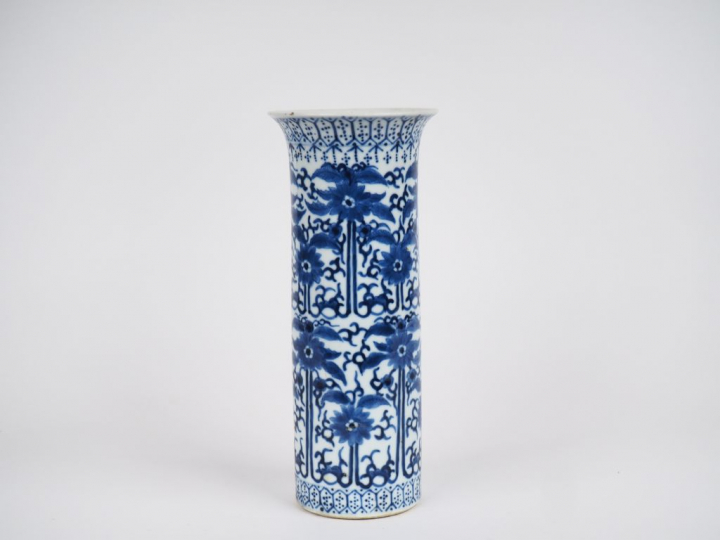 Chine, fin XIXe siècle, Vase cornet en porcelaine blanche, à décor en 