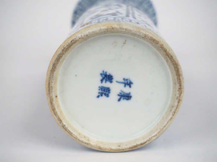 Chine, fin XIXe siècle, Vase cornet en porcelaine blanche, à décor en 