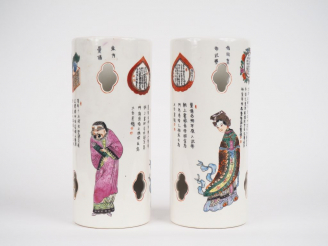 Vente aux enchères Chine, XXe siècle, Paire de portes perruques en porcelaine et émaux de
