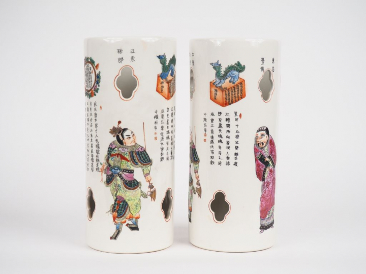 Chine, XXe siècle, Paire de portes perruques en porcelaine et émaux de