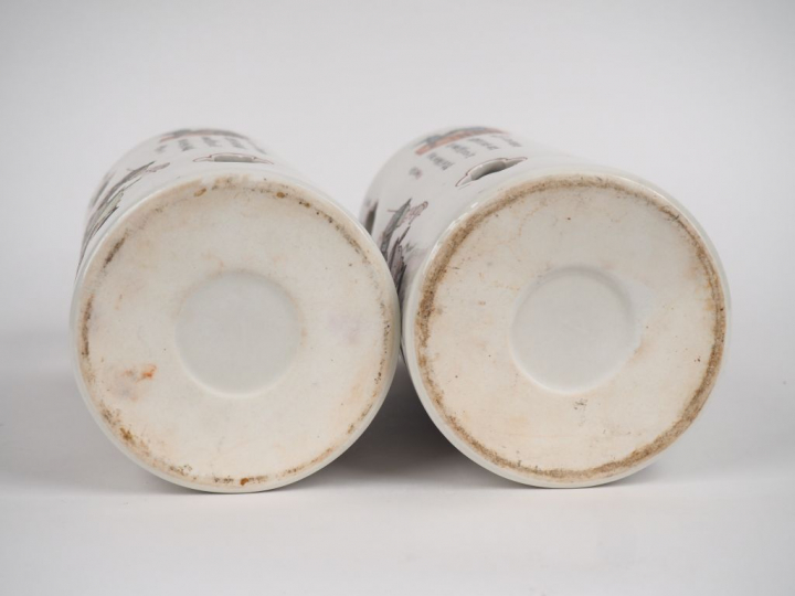 Chine, XXe siècle, Paire de portes perruques en porcelaine et émaux de