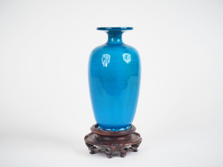 Chine, époque Qing,  Vase balustre à col évasé en biscuit émaillé bleu