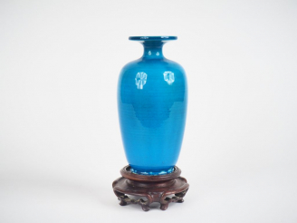 Vente aux enchères Chine, époque Qing,  Vase balustre à col évasé en biscuit émaillé bleu