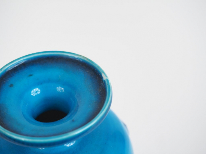 Chine, époque Qing,  Vase balustre à col évasé en biscuit émaillé bleu