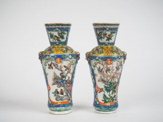 Vente aux enchères Chine XIXe siècle,  Deux vases de forme balustre en porcelaine et émau