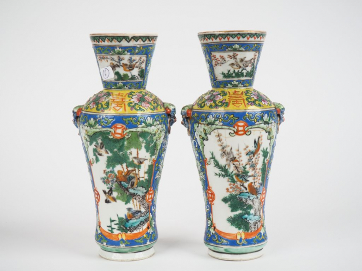 Chine XIXe siècle,  Deux vases de forme balustre en porcelaine et émau