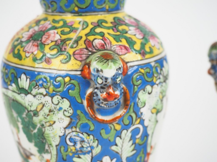 Chine XIXe siècle,  Deux vases de forme balustre en porcelaine et émau