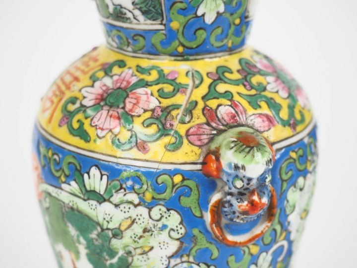 Chine XIXe siècle,  Deux vases de forme balustre en porcelaine et émau