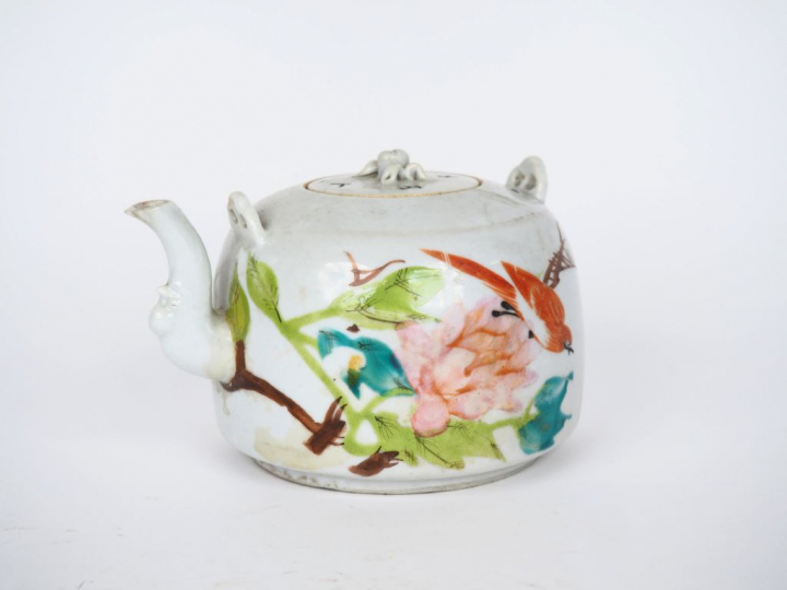 Chine, début XXe siècle,  Théière en porcelaine et émaux polychromes à