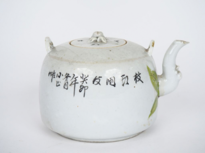 Chine, début XXe siècle,  Théière en porcelaine et émaux polychromes à