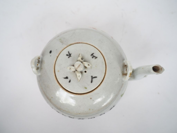 Chine, début XXe siècle,  Théière en porcelaine et émaux polychromes à