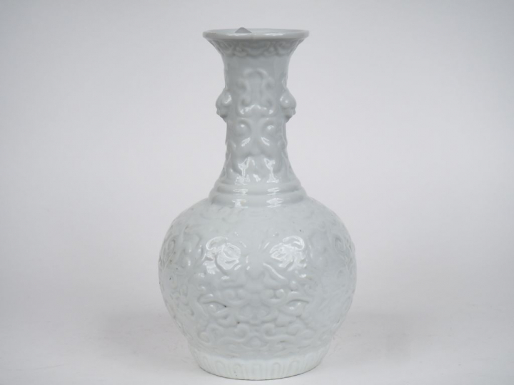 Chine XXe siècle, Vase pansu à long col en porcelaine blanche à décor 