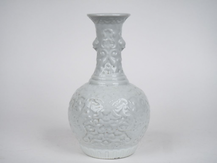 Chine XXe siècle, Vase pansu à long col en porcelaine blanche à décor 