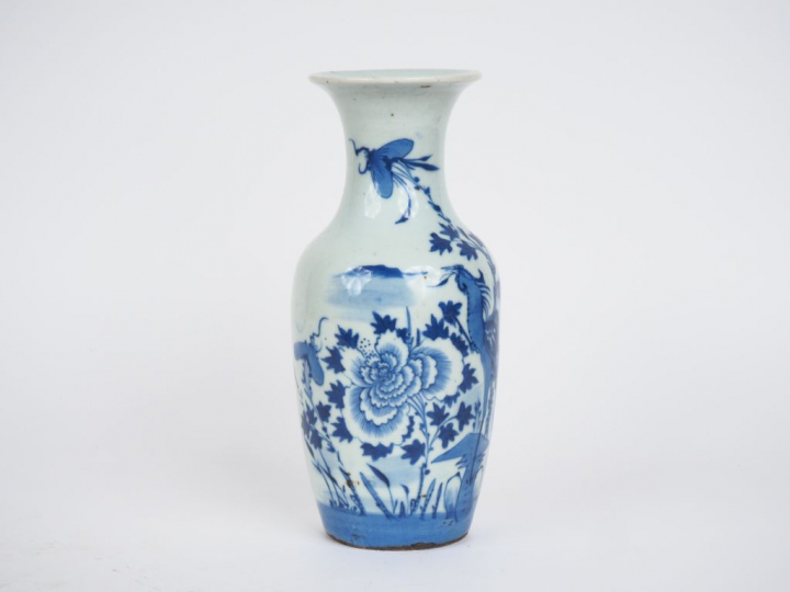 Chine vers 1900, Vase balustre en porcelaine bleu blanc à décor d’un o