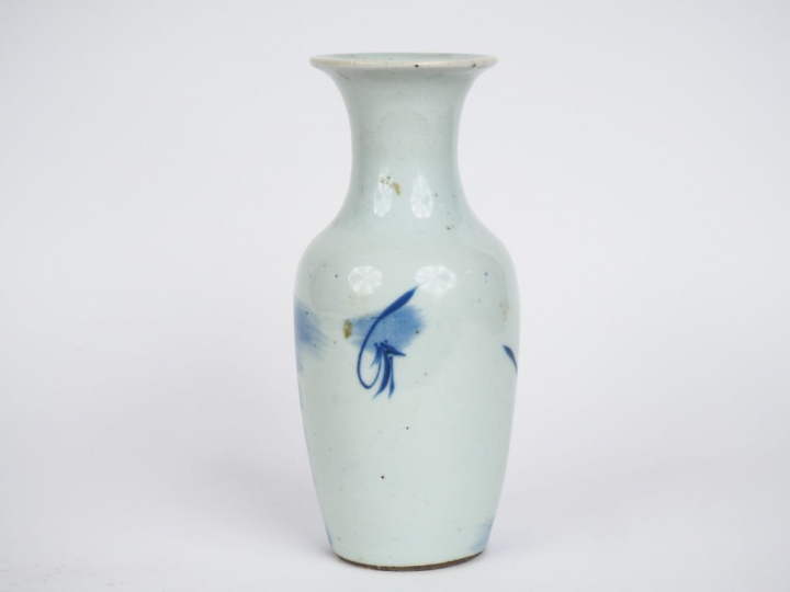 Chine vers 1900, Vase balustre en porcelaine bleu blanc à décor d’un o