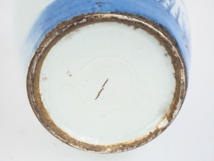 Chine vers 1900, Vase balustre en porcelaine bleu blanc à décor d’un o