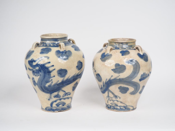 Chine, XXe siècle,  Paire de jarres en porcelaine bleu blanc à décor d
