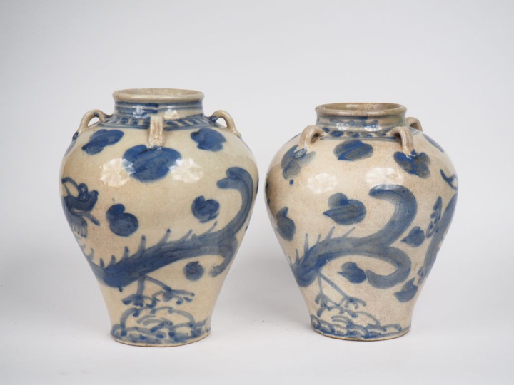 Chine, XXe siècle,  Paire de jarres en porcelaine bleu blanc à décor d