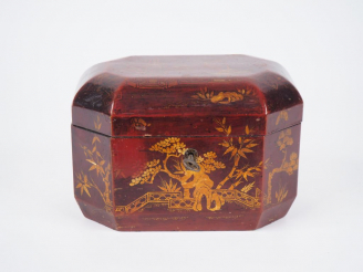 Vente aux enchères Chine du Sud vers 1920 Boîte à thé en laque rouge et doré à deux compa
