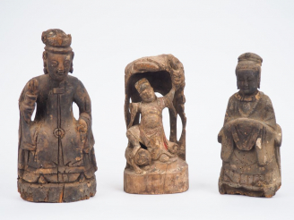 Vente aux enchères Chine, XVIIIe-XIXe siècle, Trois statuettes votives en bois représenta