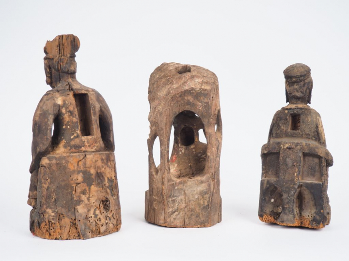 Chine, XVIIIe-XIXe siècle, Trois statuettes votives en bois représenta