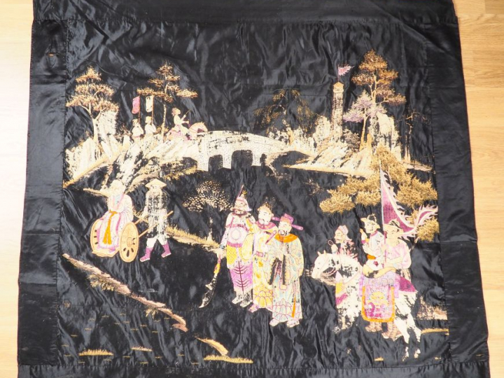 Indochine, vers 1920, Importante broderie sur soie, à décor polychrome