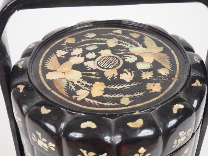 Vietnam XXème, Boîte à pique-nique en bois laqué incrusté de nacre Dim