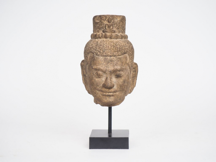 Tête en pierre de style Khmer. H. 18 cm. (sans le socle).