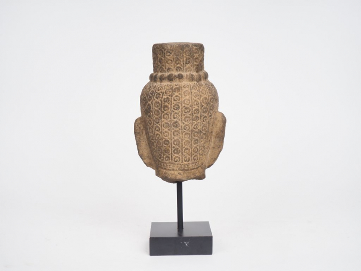 Tête en pierre de style Khmer. H. 18 cm. (sans le socle).