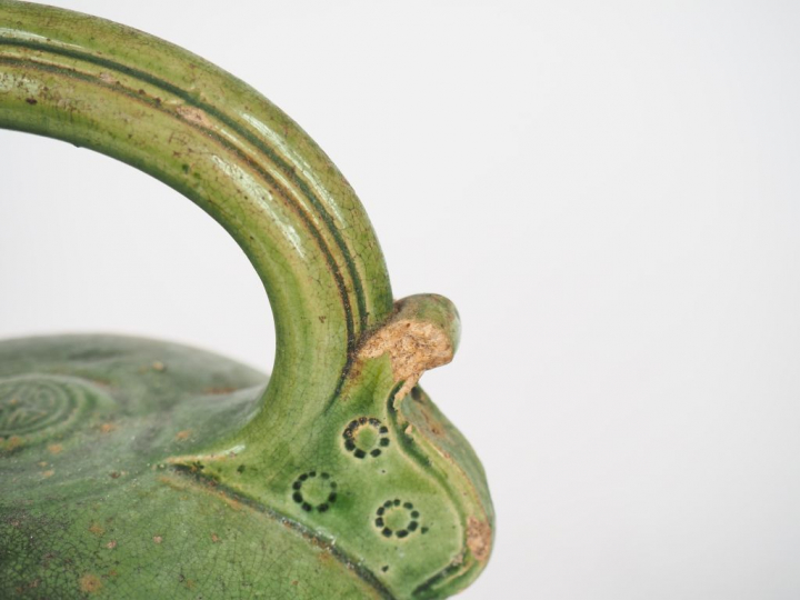 Pot à chaud en terre cuite émaillée verte. Indochine vers 1900. H. 13,