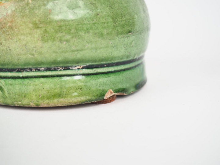 Pot à chaud en terre cuite émaillée verte. Indochine vers 1900. H. 13,