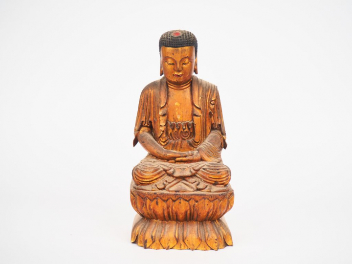 Statuette en bois laqué et doré représentant un boudha assis sur un do