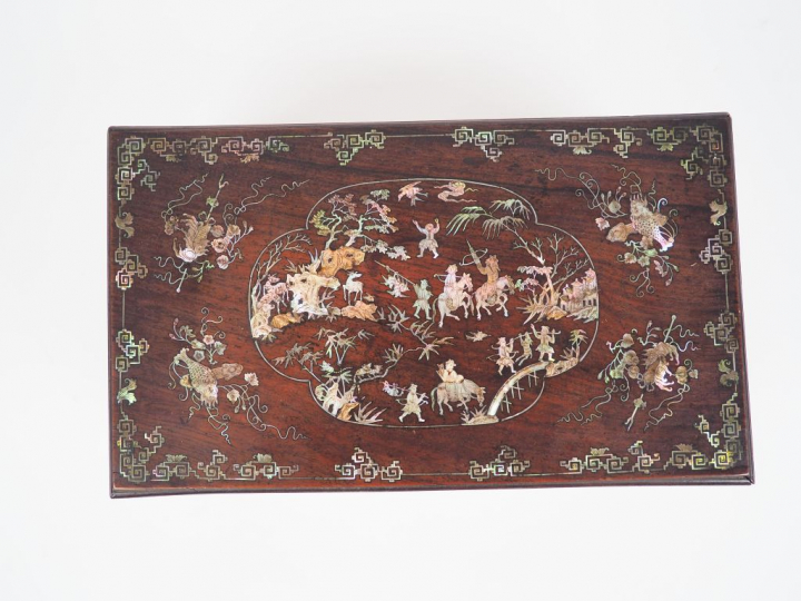 Indochine vers 1900, Coffret en marqueterie de nacre à décor de scènes