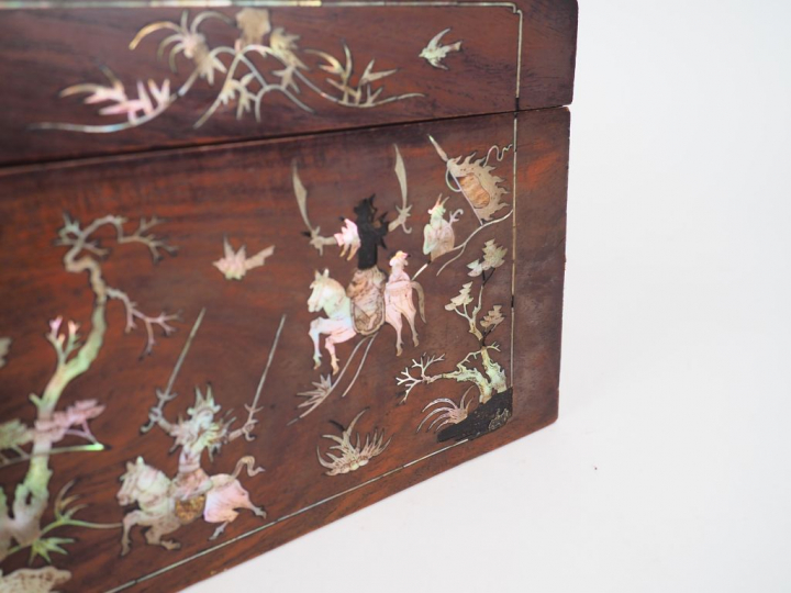 Indochine vers 1900, Coffret en marqueterie de nacre à décor de scènes