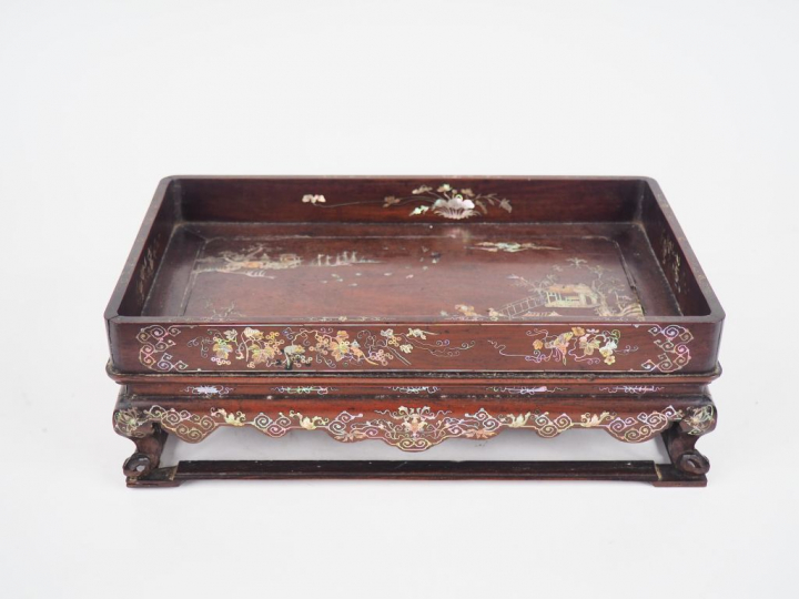 Indochine vers 1900, Plateau à thé en bois et marqueterié de nacre à d