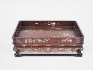 Vente aux enchères Indochine vers 1900, Plateau à thé en bois et marqueterié de nacre à d