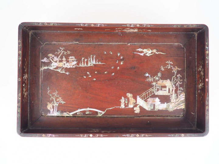 Indochine vers 1900, Plateau à thé en bois et marqueterié de nacre à d