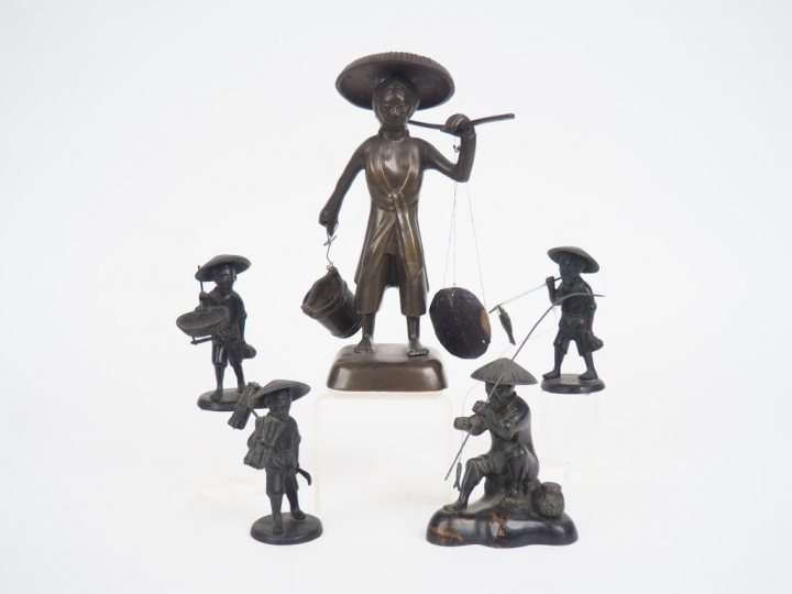 Ensemble 5 petits sujet en bronze représentant des pêcheurs et paysans