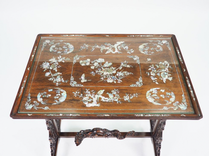 Indochine, vers 1900, travail de Nam Dinh  Table d’appoint en bois, à 